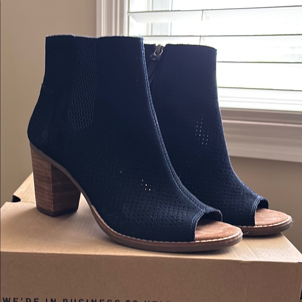 Toms Navy Majorca Peep-Toe suede perforated Ankle Boots size 7.5 🦋